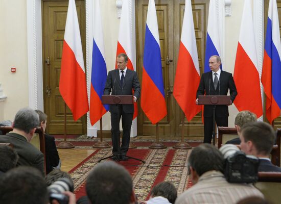 Russian, Polish PMs hold joint press conference