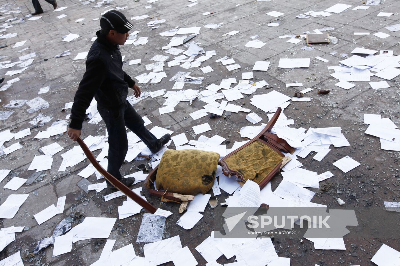 Riots at Government building in Bishkek