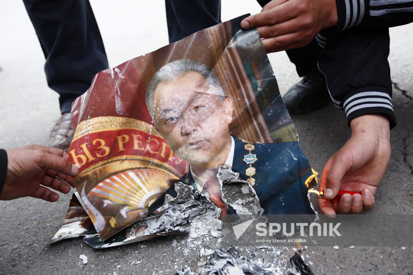 Protesters burn portrait of Kurbanbek Bakiyev