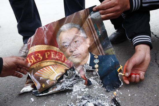 Protesters burn portrait of Kurbanbek Bakiyev