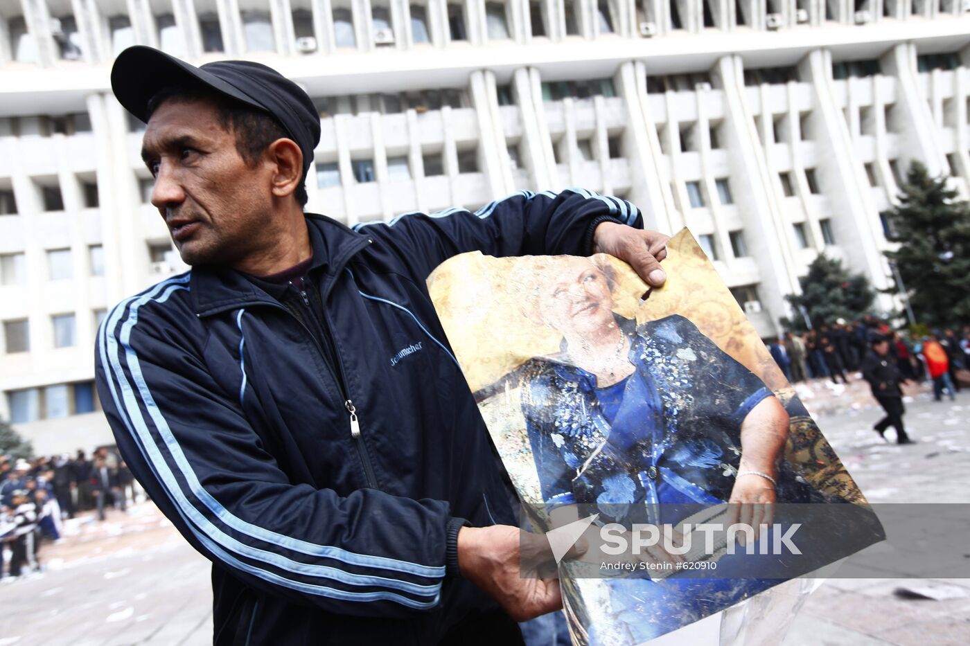 Man with Tatyana Bakiyev's portrait