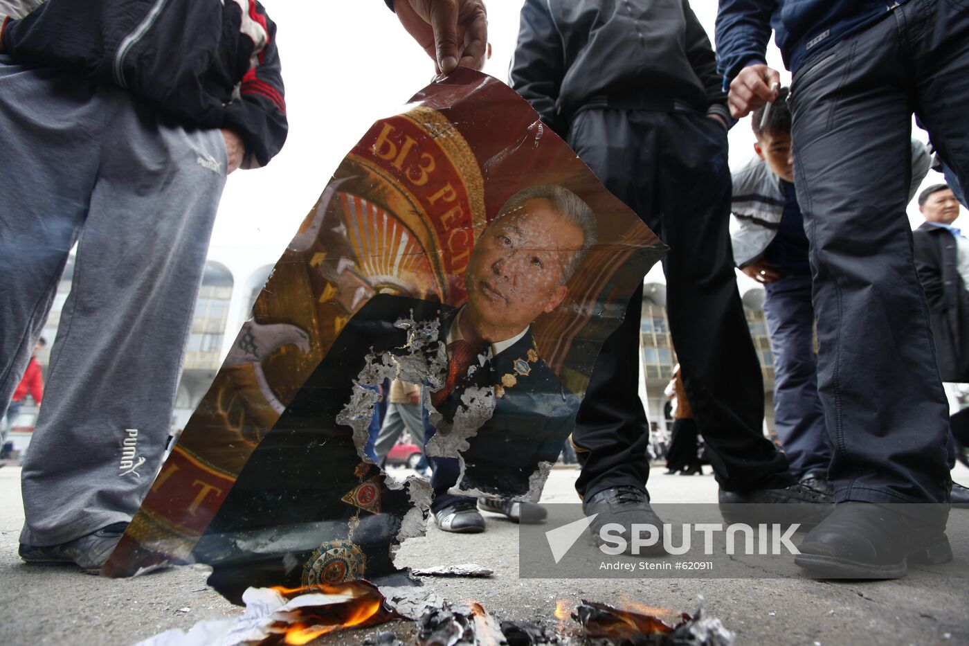 Protesters burn portrait of Kurbanbek Bakiyev