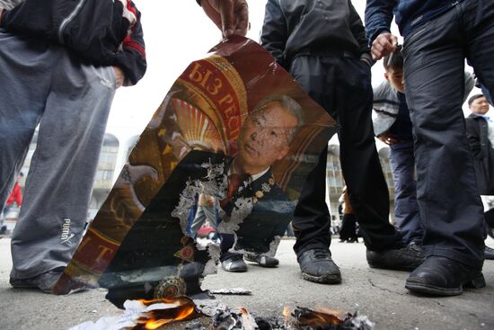 Protesters burn portrait of Kurbanbek Bakiyev