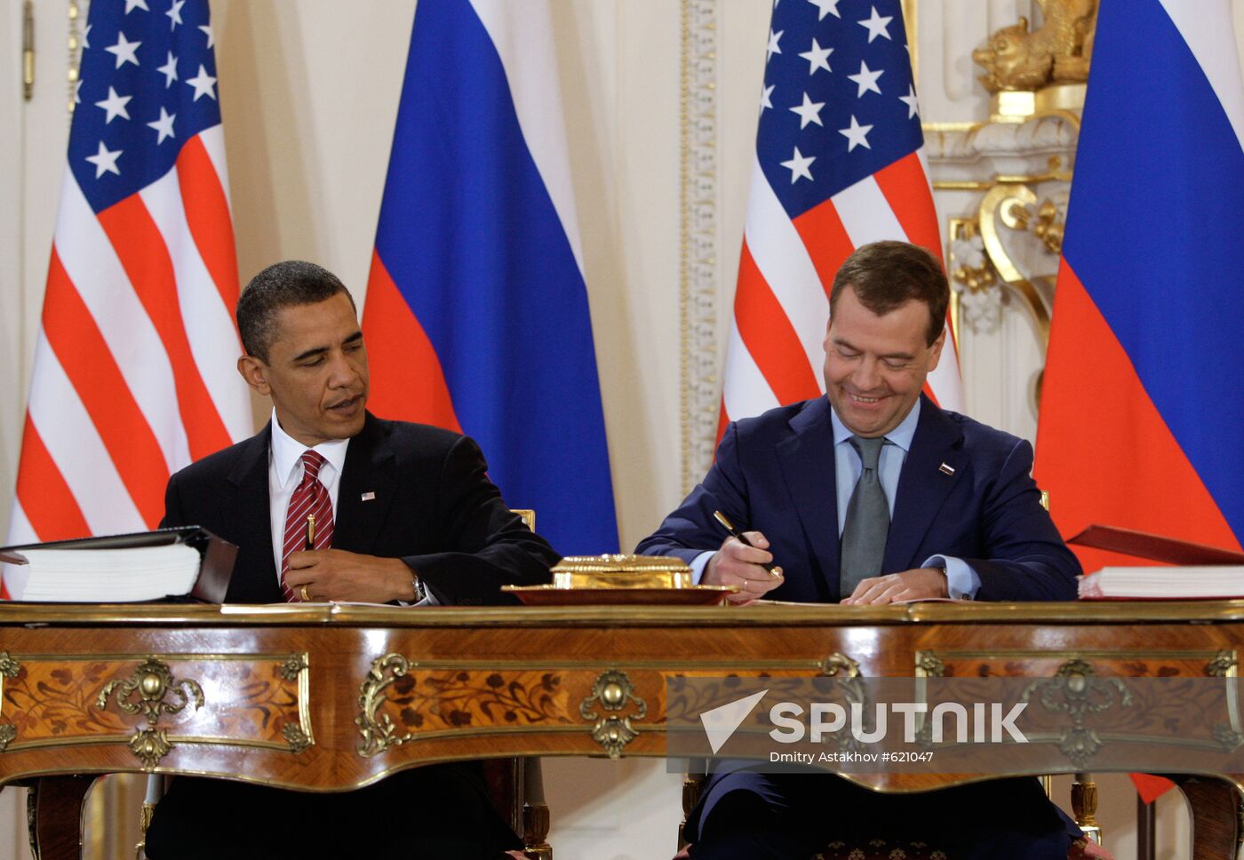 Medvedev, Obama sign new strategic arms reduction treaty