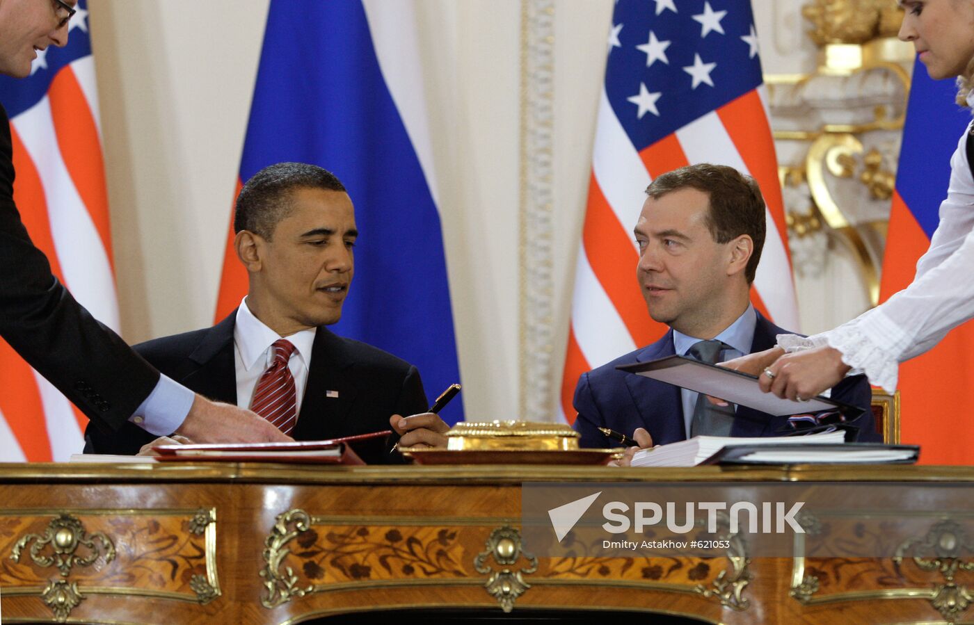 Medvedev, Obama sign new strategic arms reduction treaty