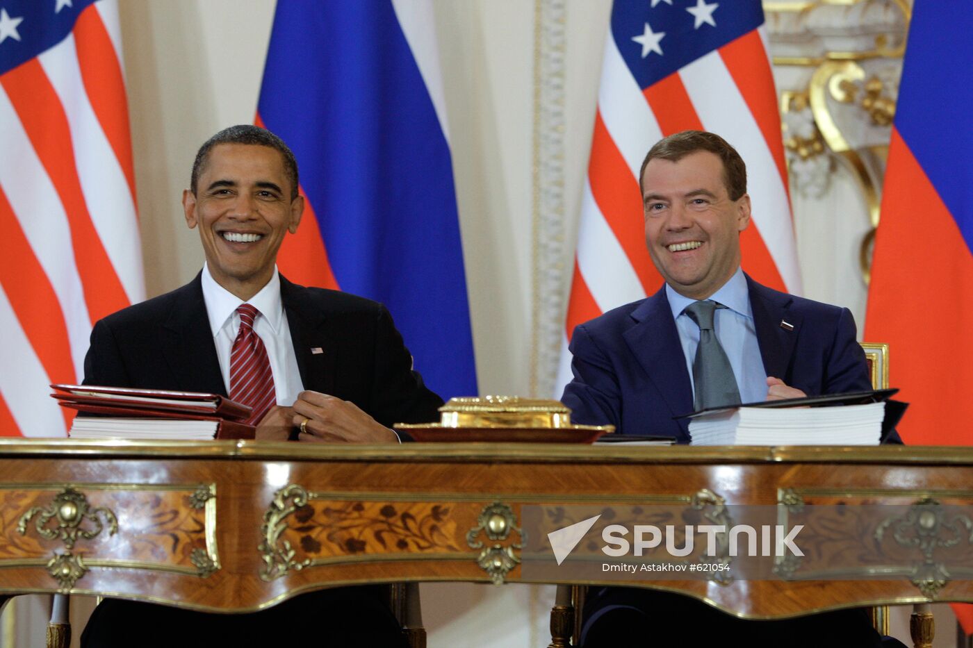 Medvedev, Obama sign new strategic arms reduction treaty