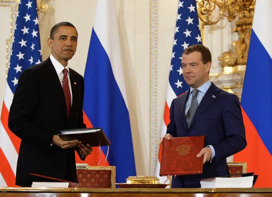 Medvedev, Obama sign new strategic arms reduction treaty