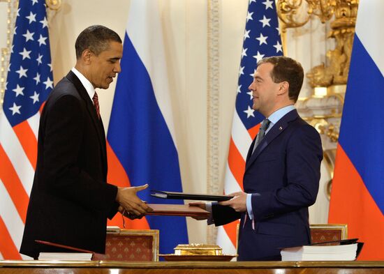 Medvedev, Obama sign new strategic arms reduction treaty