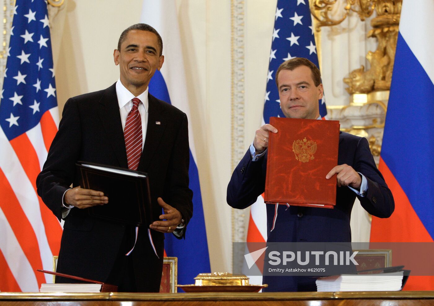 Medvedev, Obama sign new strategic arms reduction treaty