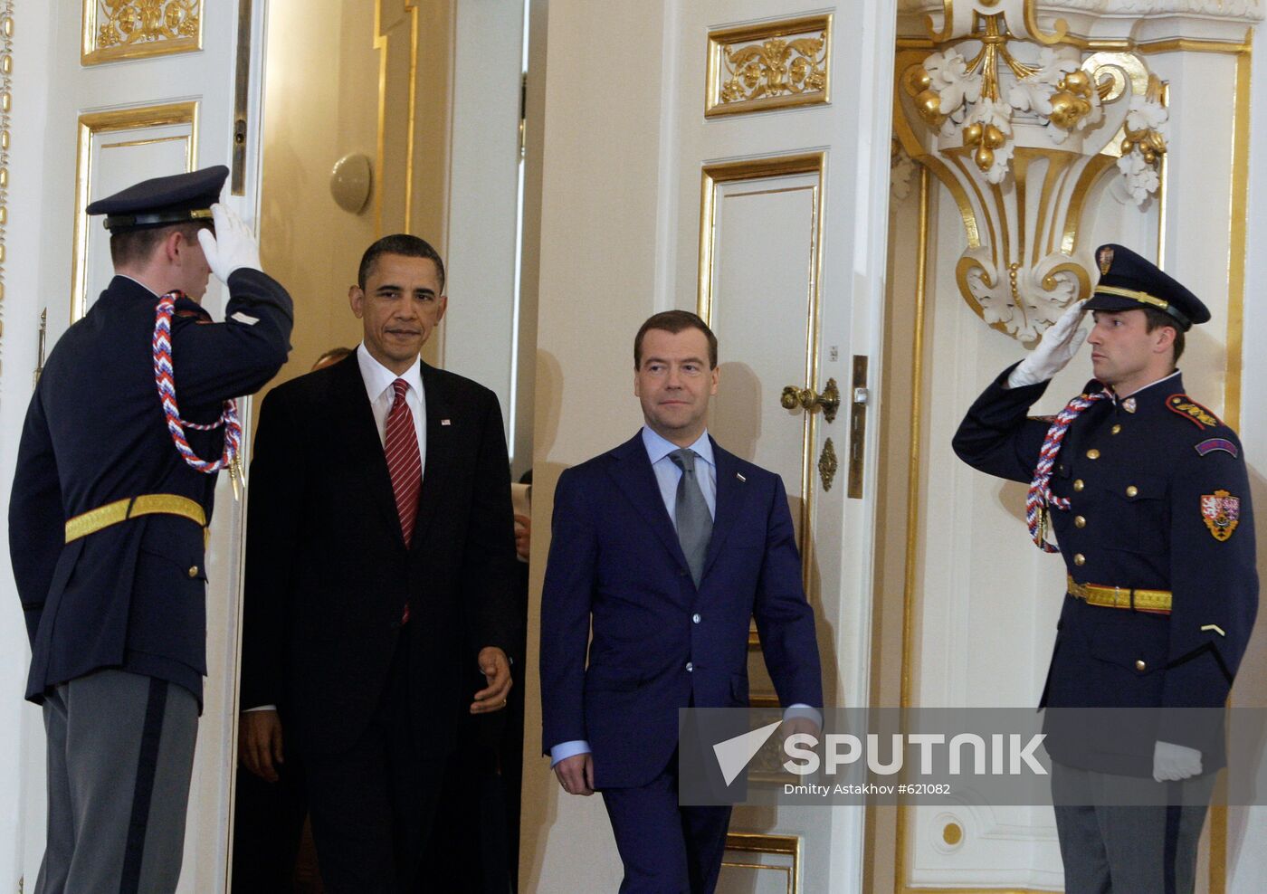 Medvedev, Obama sign new strategic arms reduction treaty