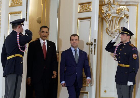 Medvedev, Obama sign new strategic arms reduction treaty