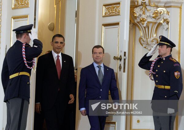 Medvedev, Obama sign new strategic arms reduction treaty