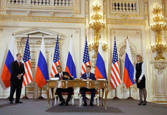 Medvedev, Obama sign new strategic arms reduction treaty