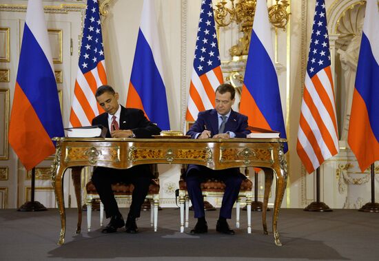 Medvedev, Obama sign new strategic arms reduction treaty