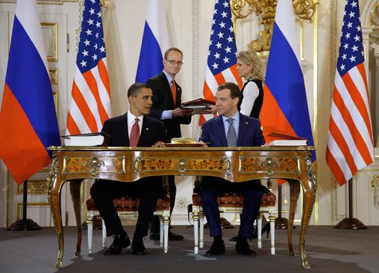 Medvedev, Obama sign new strategic arms reduction treaty