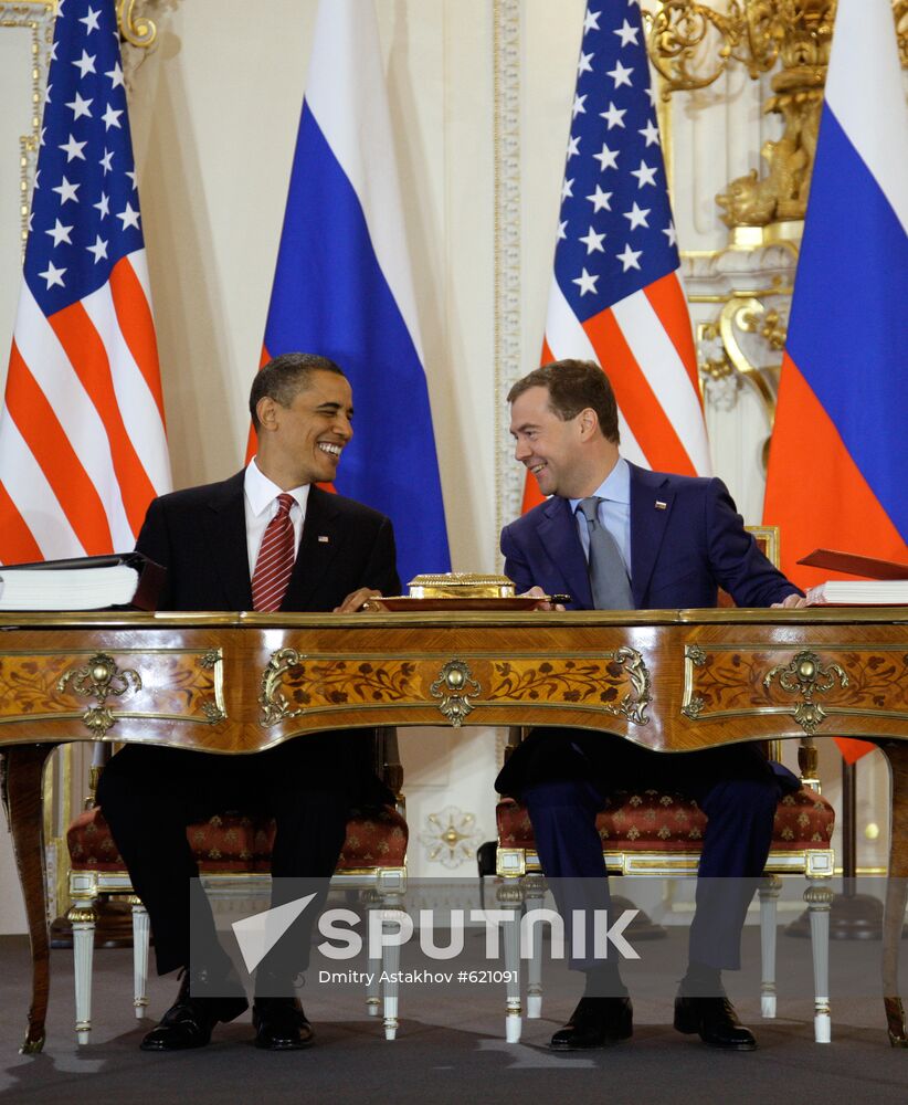 Medvedev, Obama sign new strategic arms reduction treaty