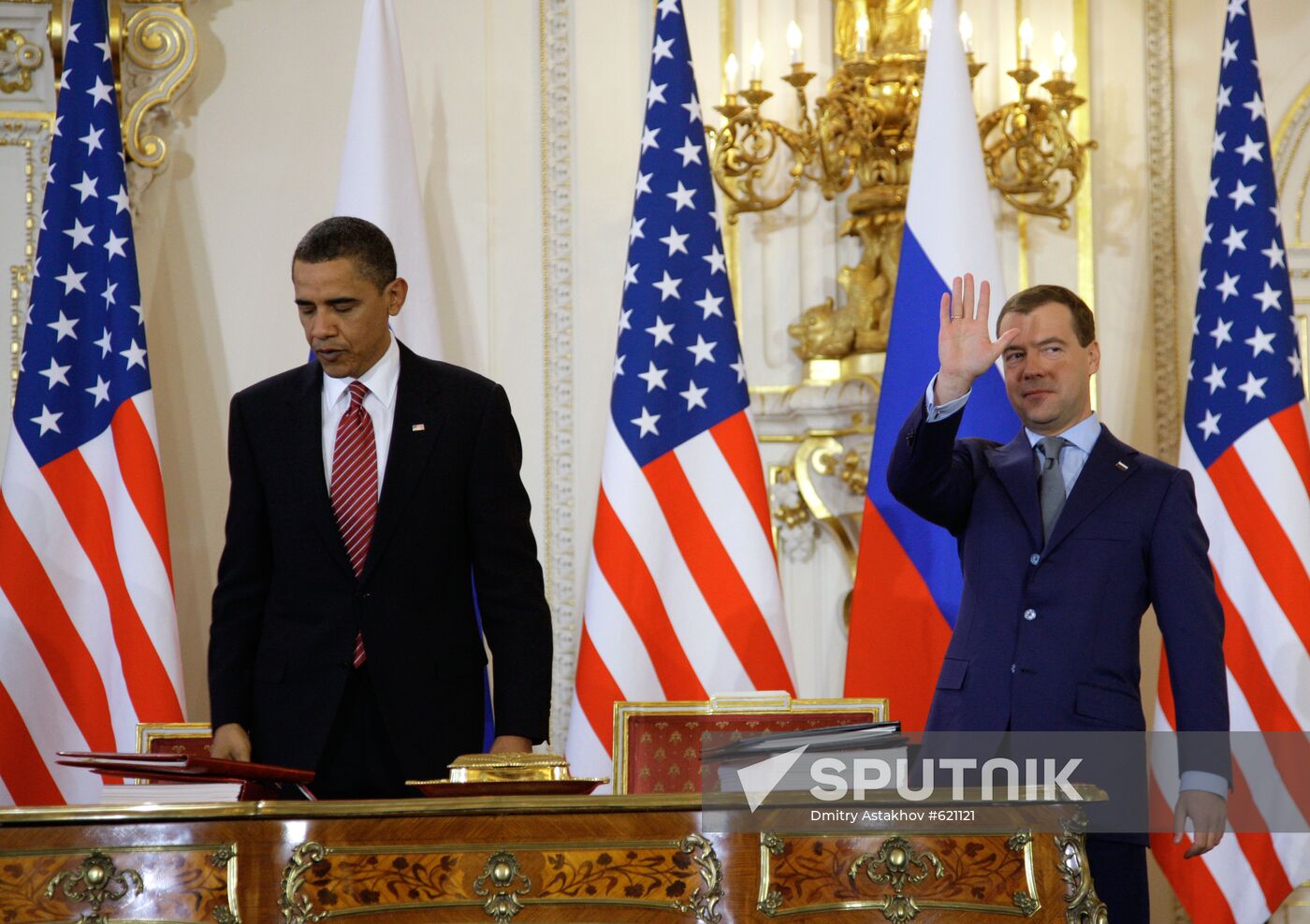 Medvedev and Obama sign new strategic arms reduction treaty