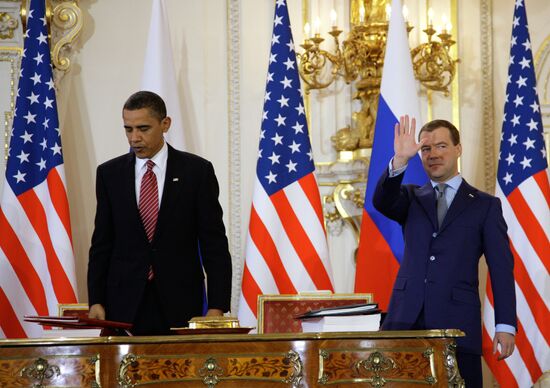 Medvedev and Obama sign new strategic arms reduction treaty