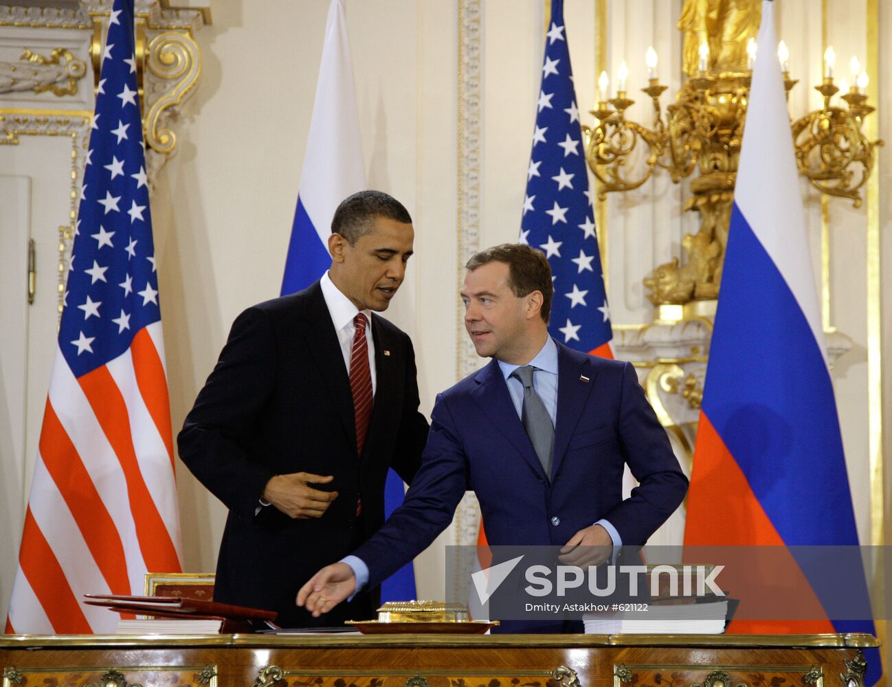 Medvedev and Obama sign new strategic arms reduction treaty