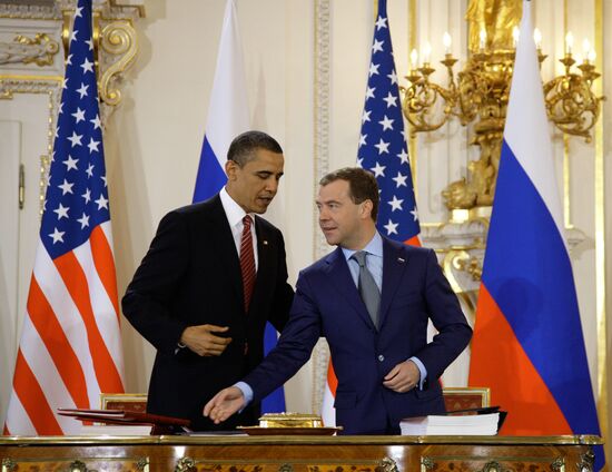 Medvedev and Obama sign new strategic arms reduction treaty