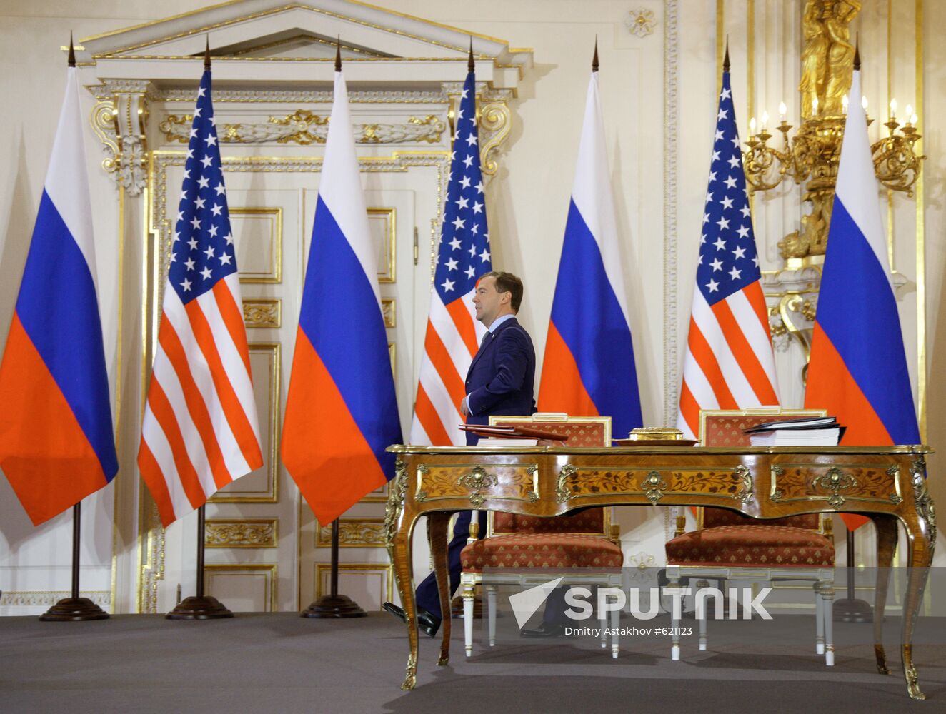 Medvedev and Obama sign new strategic arms reduction treaty