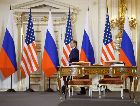 Medvedev and Obama sign new strategic arms reduction treaty