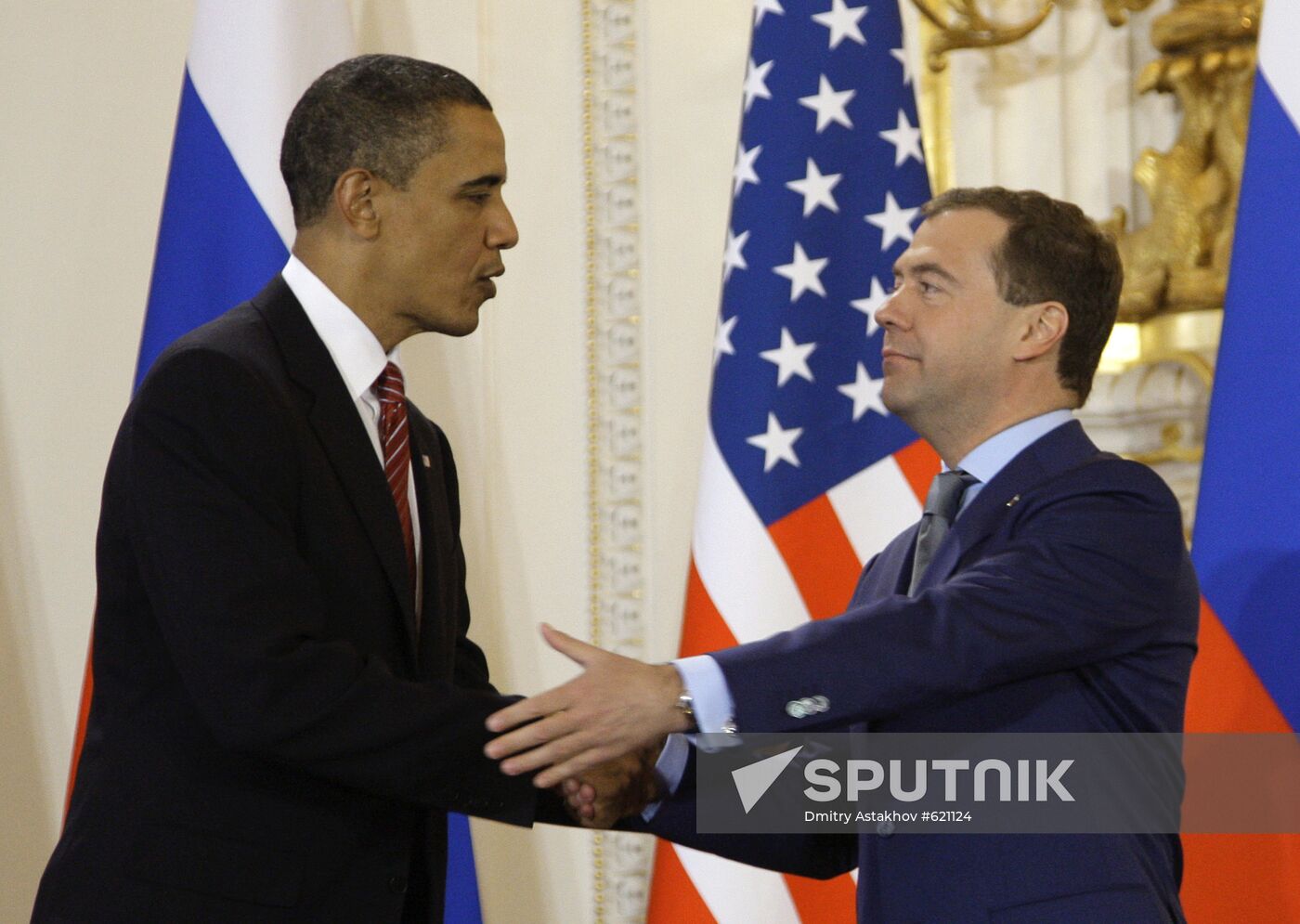 Medvedev and Obama sign new strategic arms reduction treaty