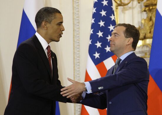 Medvedev and Obama sign new strategic arms reduction treaty