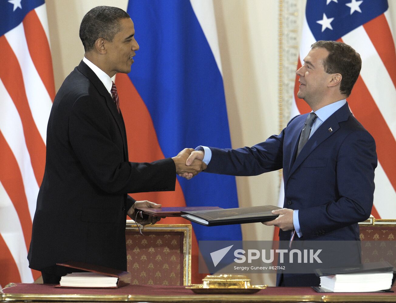 Medvedev, Obama sign new strategic arms reduction treaty