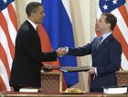 Medvedev, Obama sign new strategic arms reduction treaty
