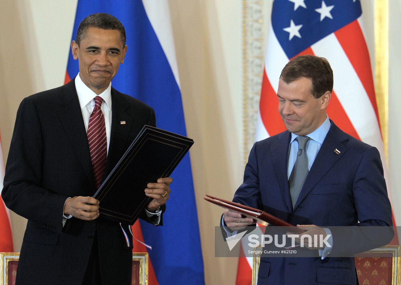 Medvedev and Obama sign new strategic arms reduction treaty
