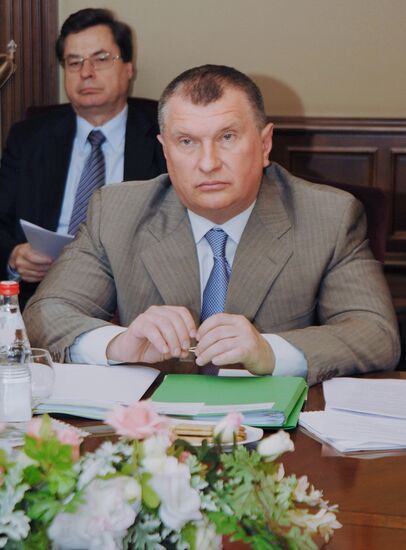 Igor Sechin meets with Gunther Oettinger in Moscow