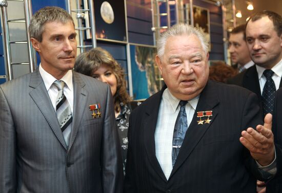 Sergei Krikalev, Georgy Grechko