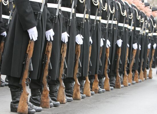 Guard of honour at 1200 Guardsmen Memorial in Kaliningrad