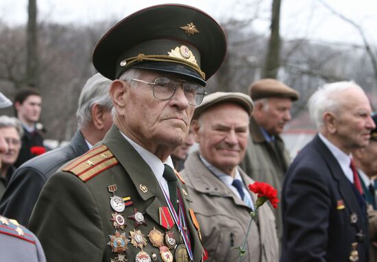 Great Patriotic War veterans at Pobedy Park in Kaliningrad
