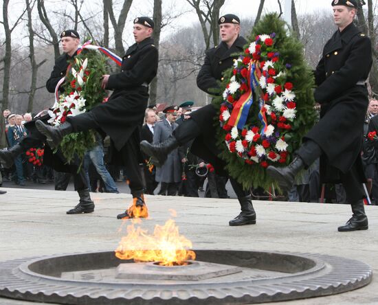 Laying wreaths at 1200 Guardsmen Memorial in Kaliningrad