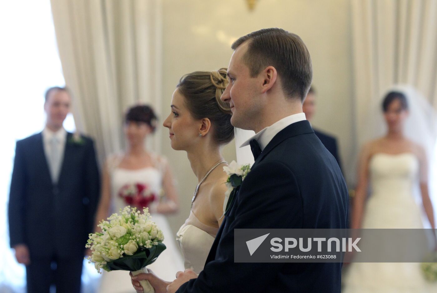 Couples wed at Moscow Mayor's Office