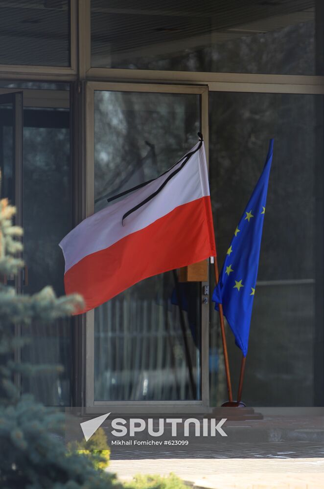 Polish Embassy in Moscow mourns plane crash victims