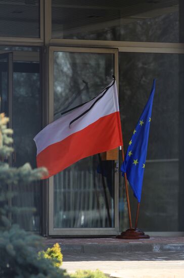 Polish Embassy in Moscow mourns plane crash victims