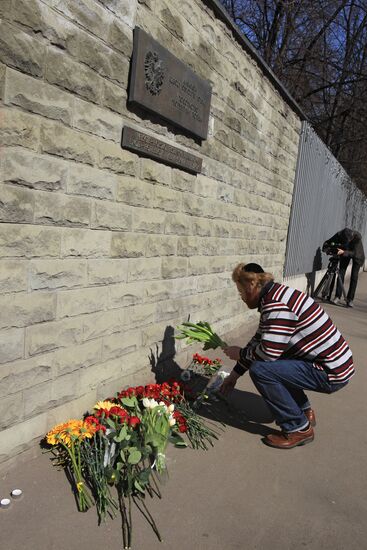 Polish Embassy in Moscow mourns plane crash victims