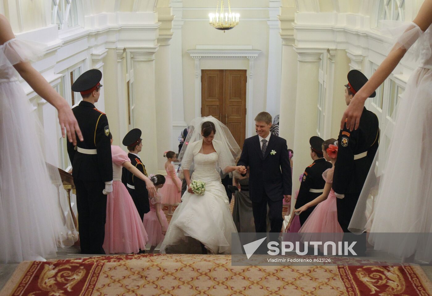 Couples wed at Moscow Mayor's Office