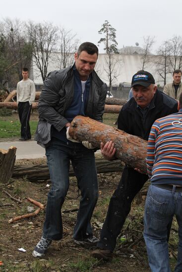 Vitali Klitschko participates in planting trees