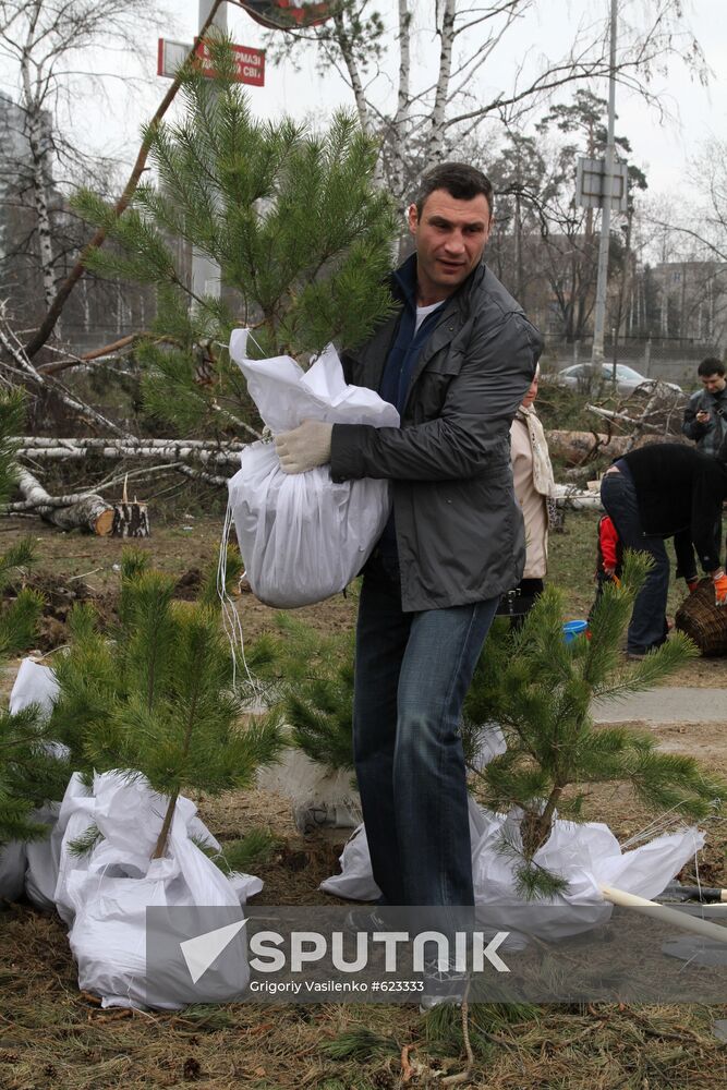 Vitali Klitschko participates in planting trees
