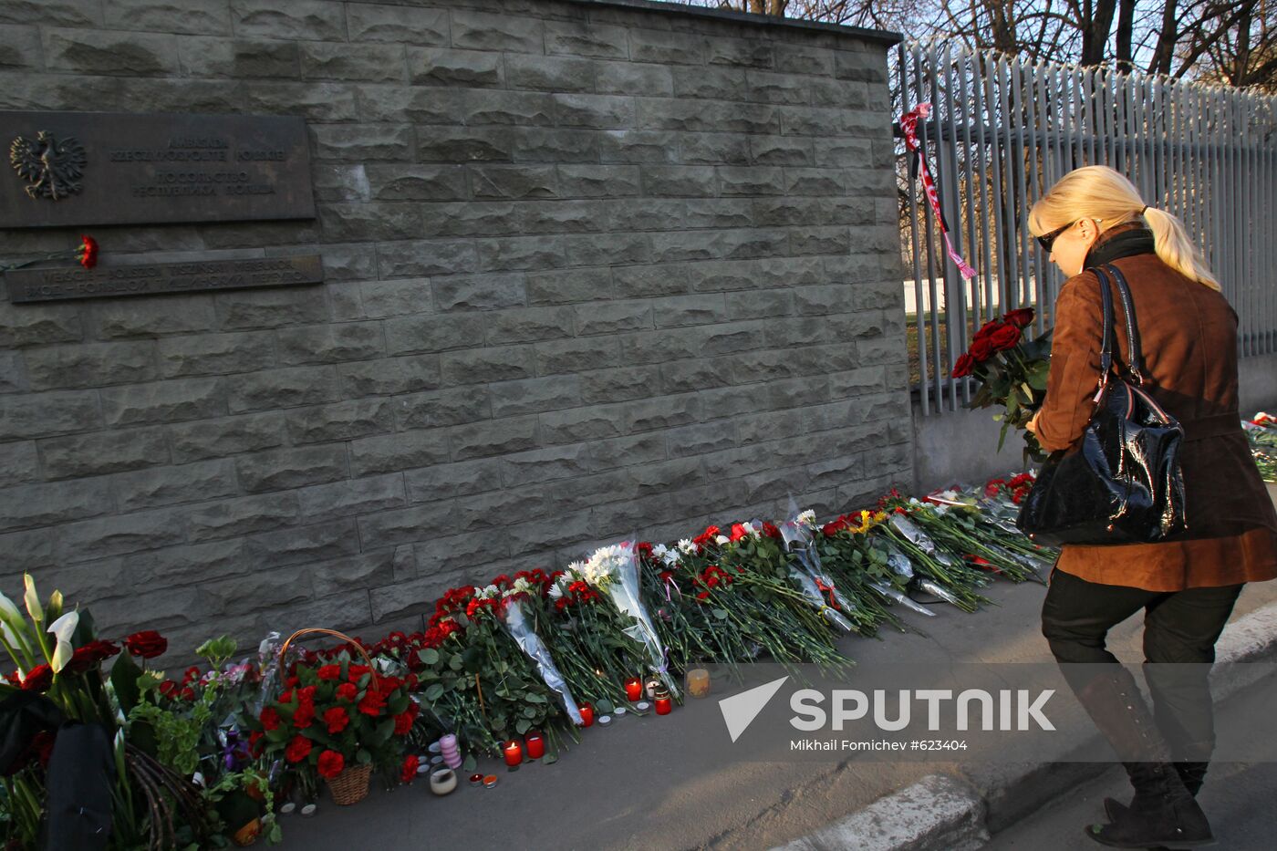 Polish Embassy in Moscow mourns plane crash victims