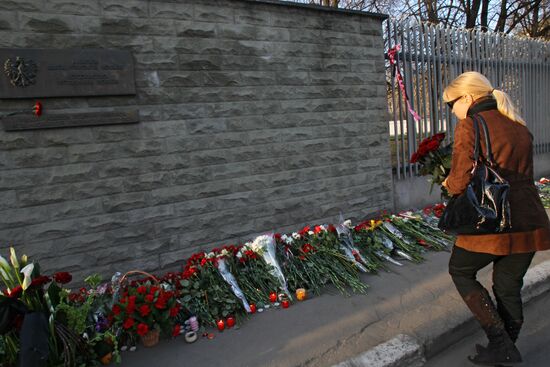 Polish Embassy in Moscow mourns plane crash victims