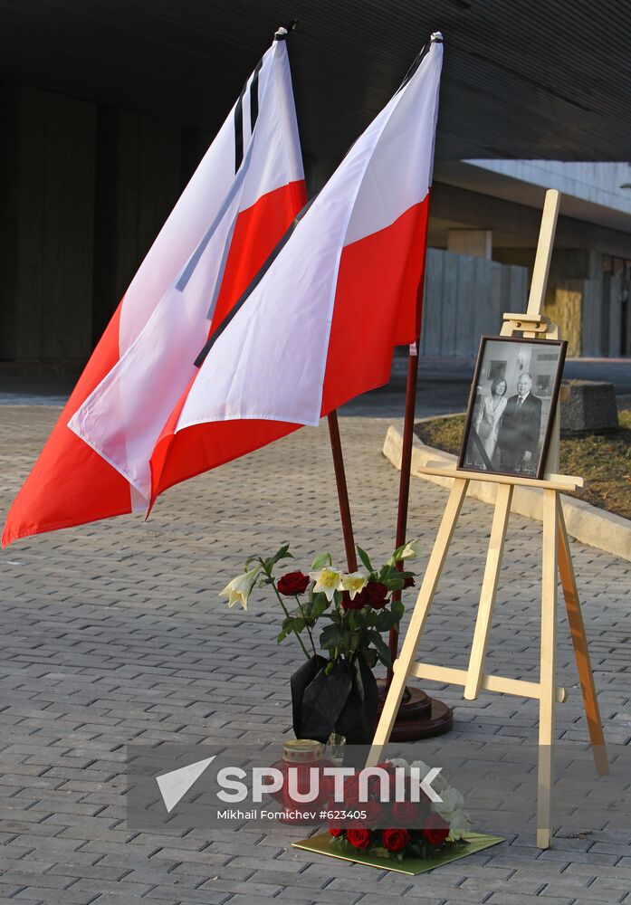 Polish Embassy in Moscow mourns plane crash victims