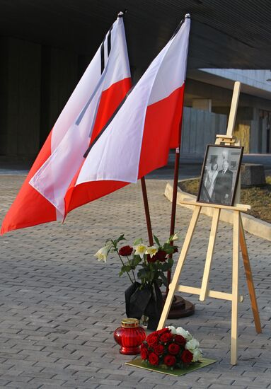 Polish Embassy in Moscow mourns plane crash victims