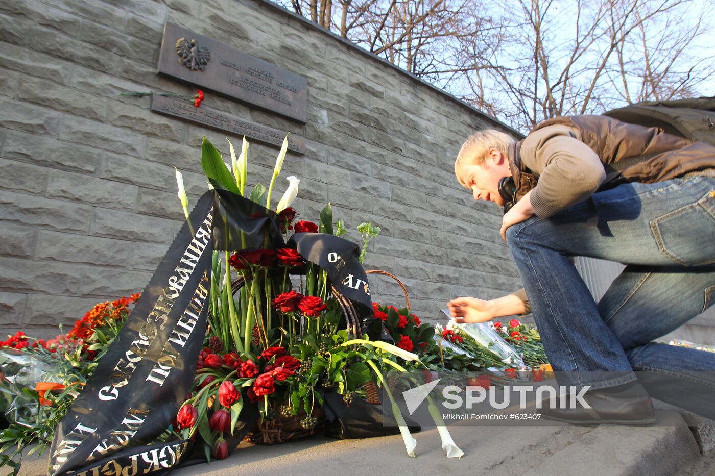 Polish Embassy in Moscow mourns plane crash victims