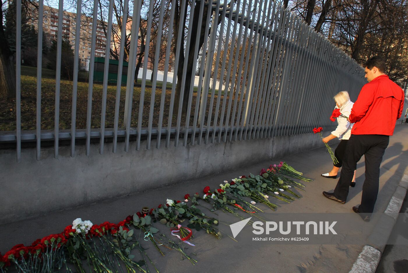 Polish Embassy in Moscow mourns air crash victims