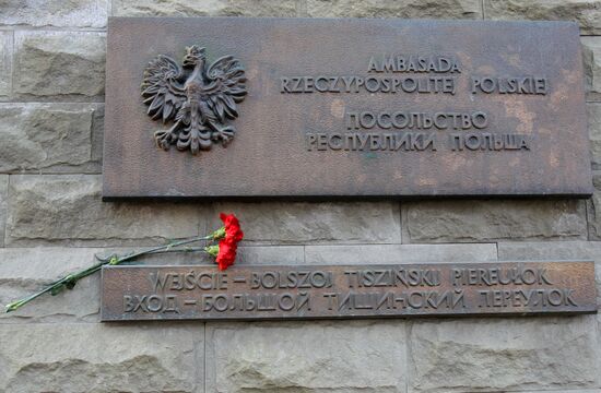 Polish Embassy in Moscow mourns plane crash victims